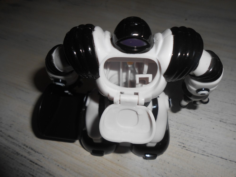 2005 WowWee Robosapien Robo Throw Plastic Candy Throwing Robot-No Candy