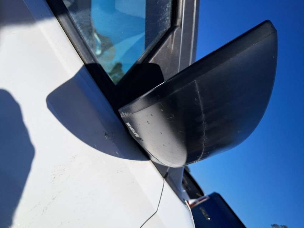 KICKS 2019 Glove Box 4824483