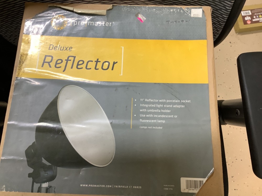 PROMASTER DELUXE REFLECTOR IN ORGINAL BOX