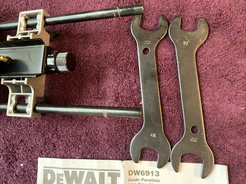 DeWALT Universal Edge Guide DW6913 w/ Accessories