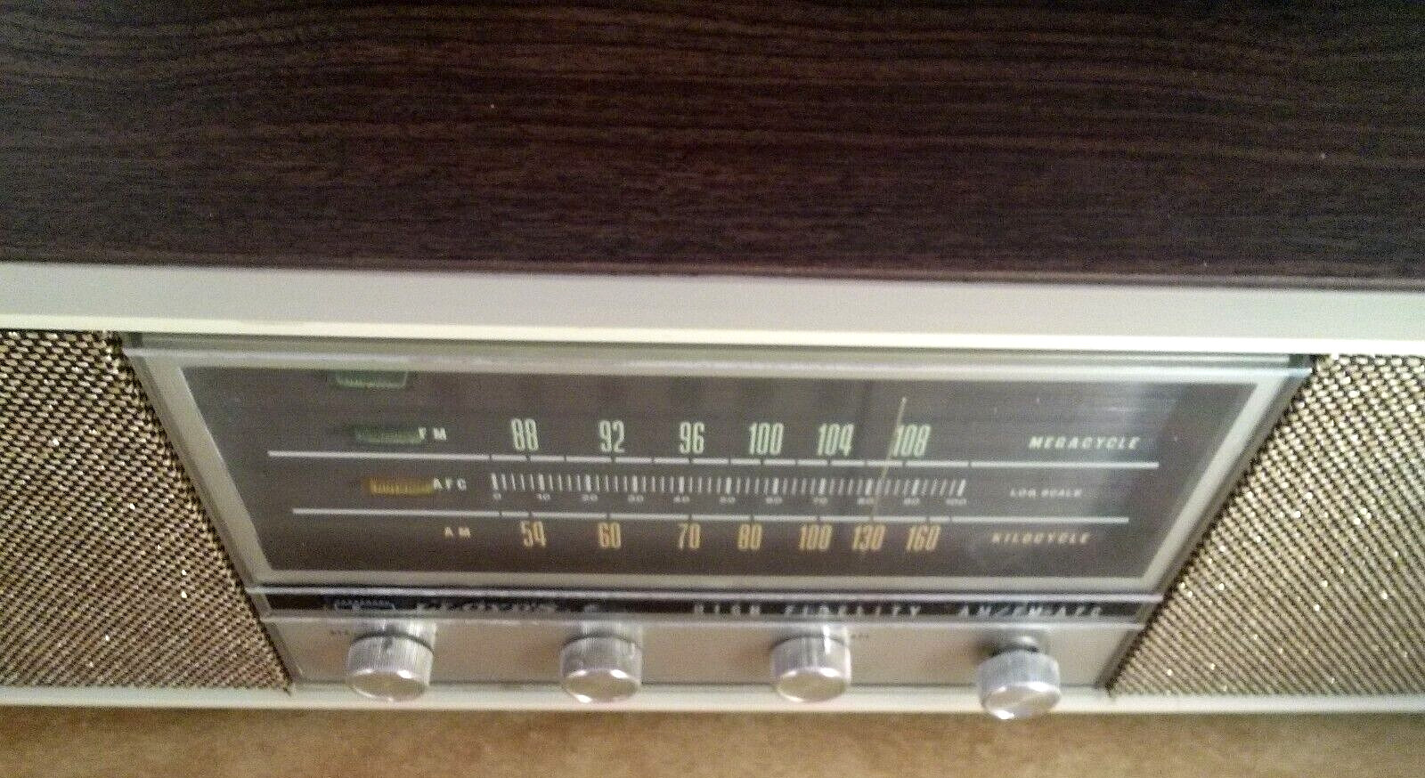 Vintage Lloyd's TM-821A High Fidelity AM/FM Tube Radio