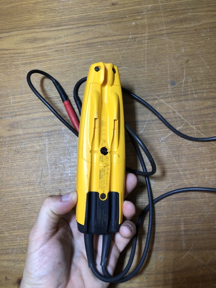A Fluke T+ Electrical Tester DIGITAL MULTIMETER Oscilloscope Spectrum