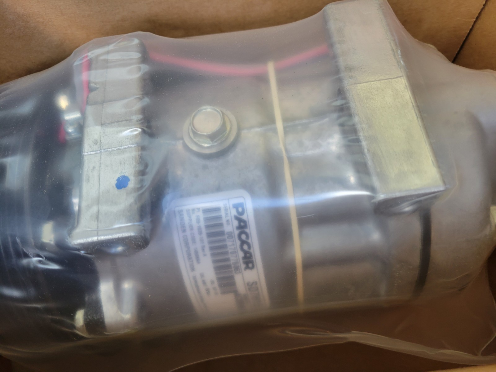 ~ NEW GENUINE PACCAR OEM ~ HVAC SLIMLINE COMPRESSOR ~ F69-1028-131