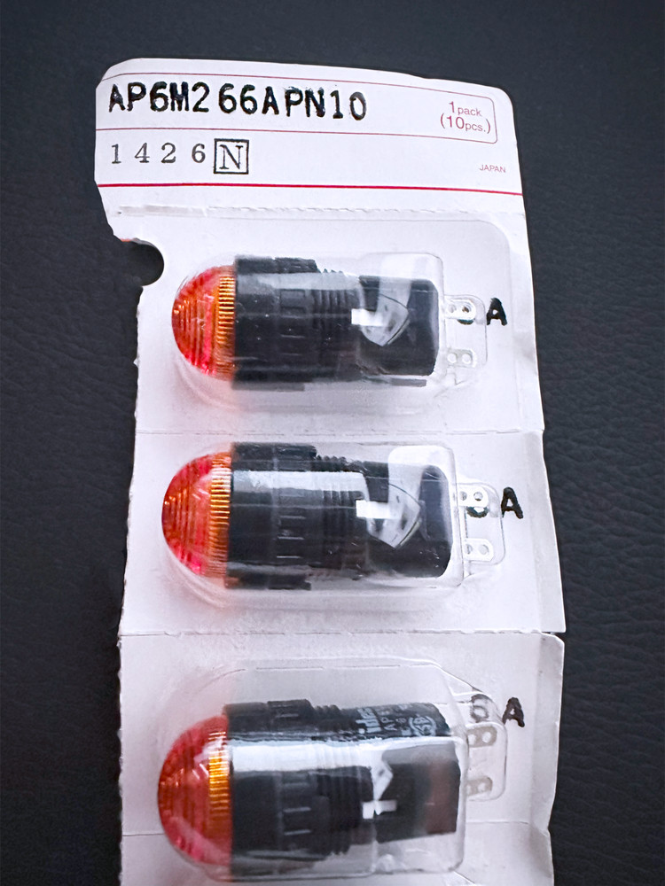 1PCS AP6M266A IDEC Miniature Pilot Light LED Amber Dome Shape 6V DC