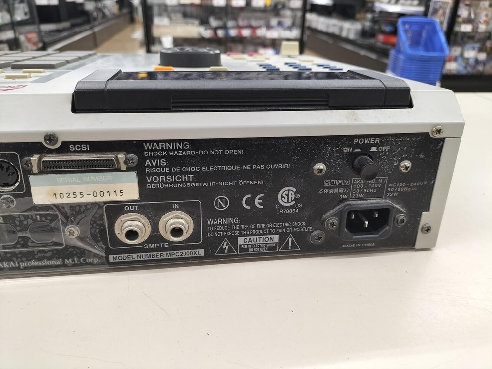 AKAI MPC 2000XL MIDI PRODUCTION CENTER drum sampler rhythm machine