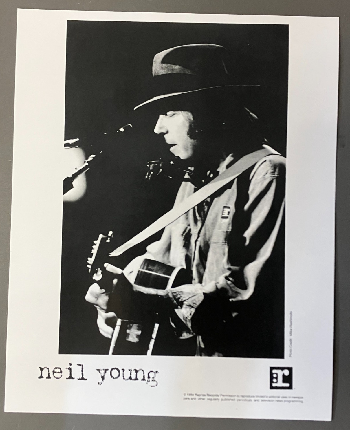 Neil Young black & white 8 X 10 glossy promo photo 1994 !