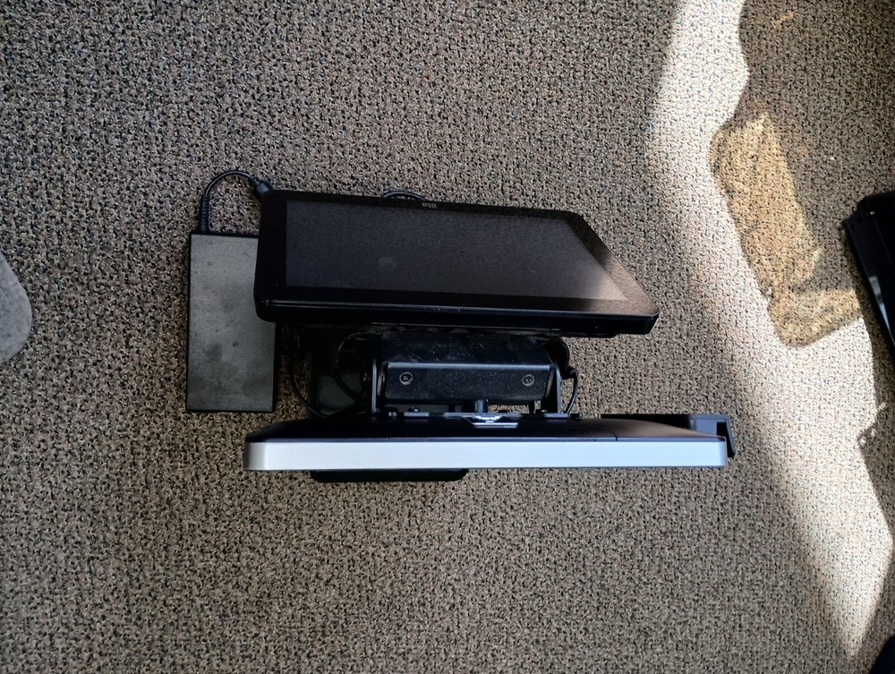 ELO E610902 w/ ET 1002L-2UWA-1-G, Stand and Bar Code Reader