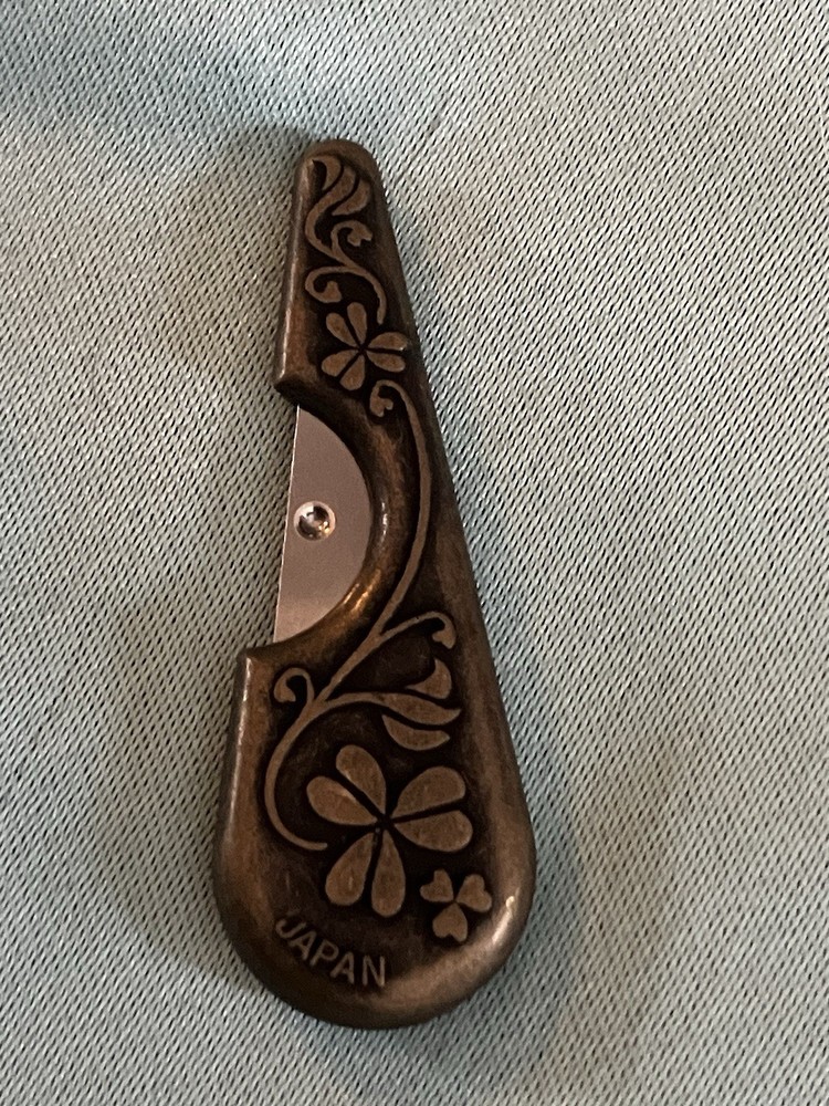 Antique Clover Yarn Threader