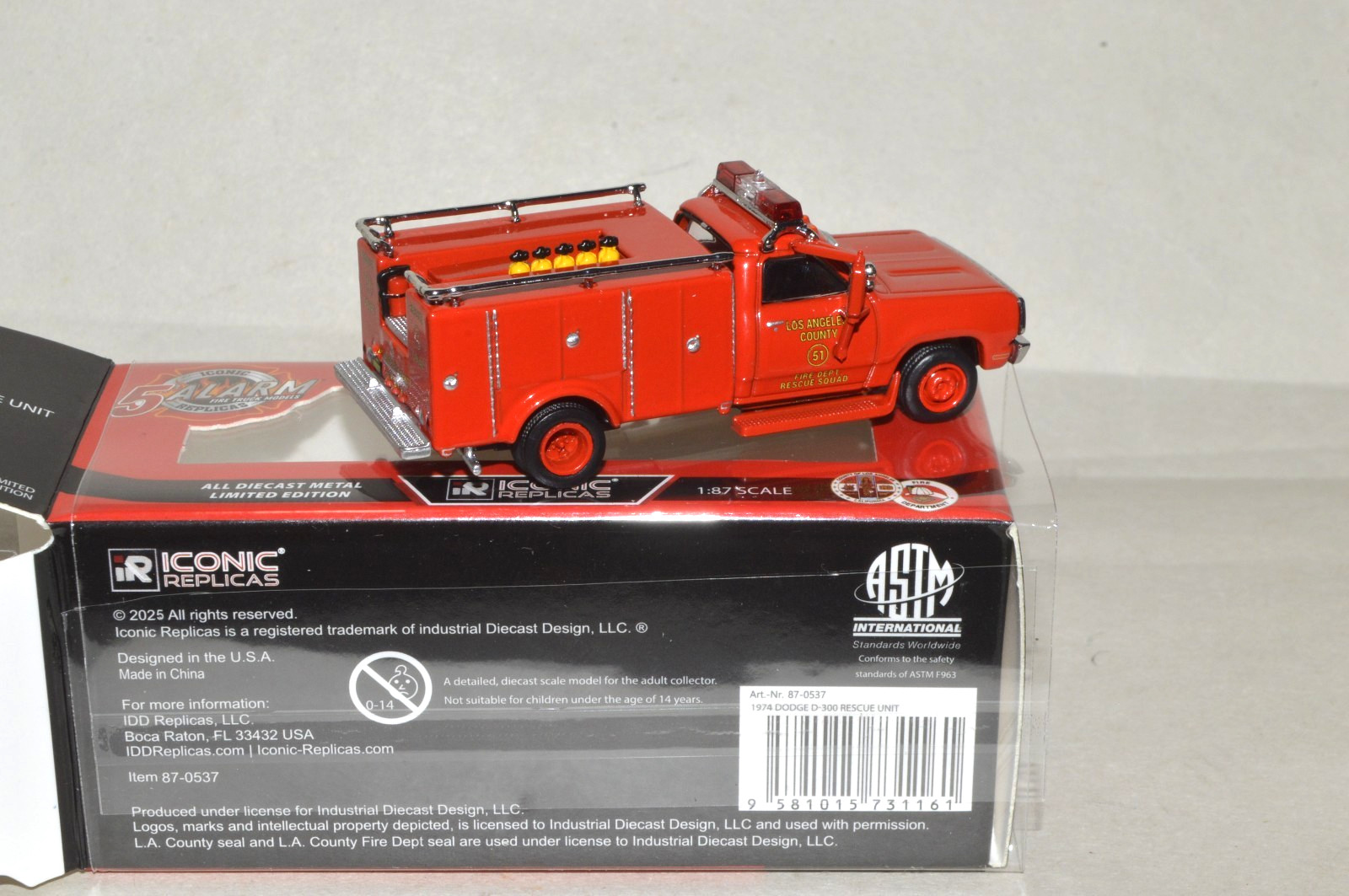 Iconic Replicas 1974 Dodge D-300 fire truck HO 1:87 diecast
