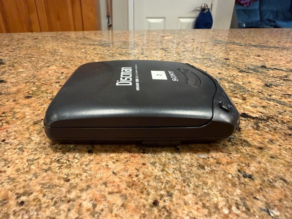 SONY DISCMAN D-141 CD PLAYER BUNDLE - WORKING CONDITION (SEE VIDEO)