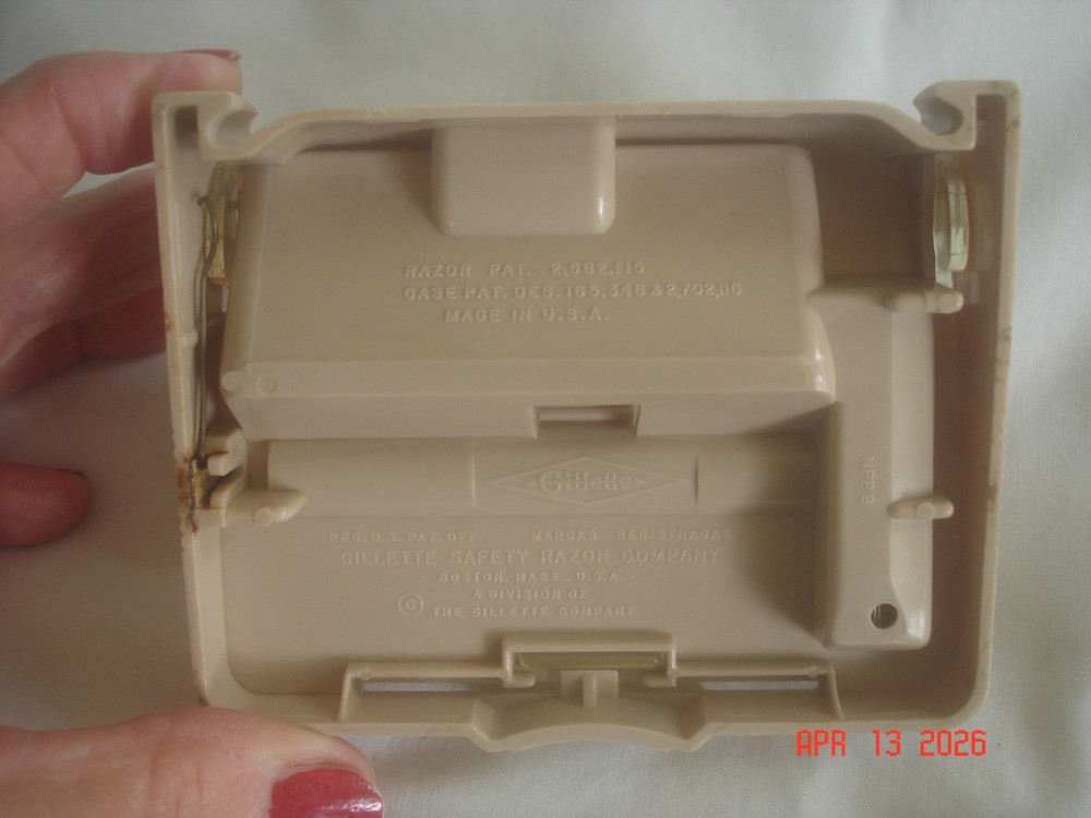 NICE! CLEAN! BOXED 1957 GILLETTE DE SAFETY RAZOR Date Code C2 TTO FLARE TIP USA