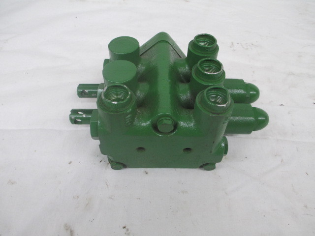 John Deere Cessna Valve (AH61225)