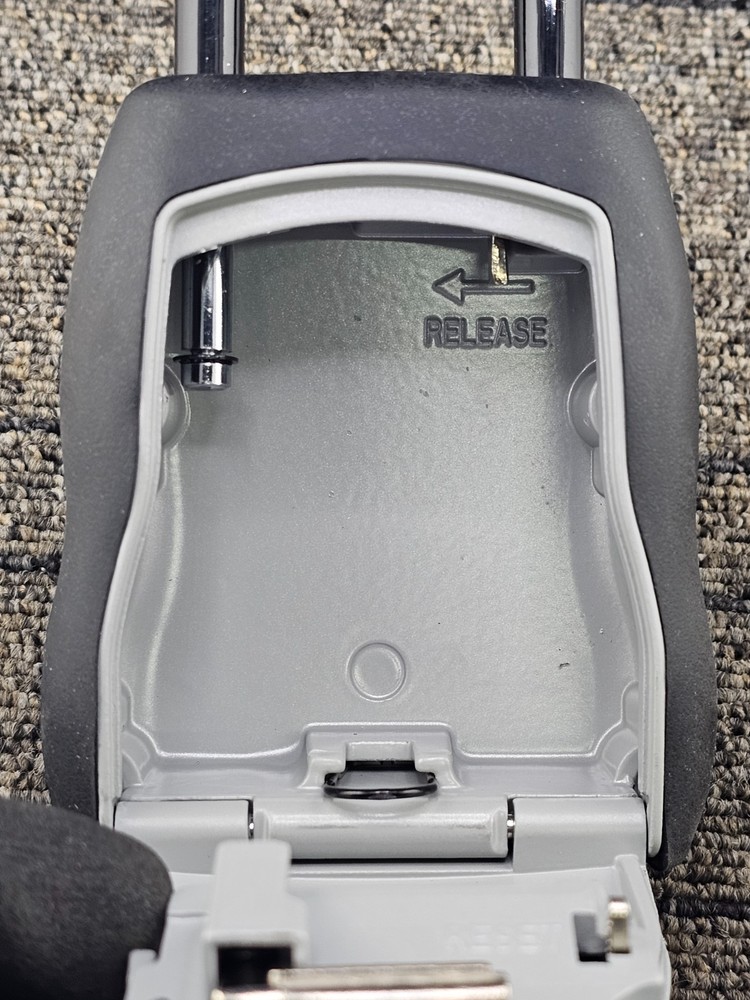 Master Lock 5400EC: Portable Combination Lock Box Black Resettable P64221