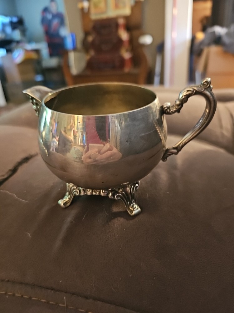 Oneida Sugar and Creamer Set