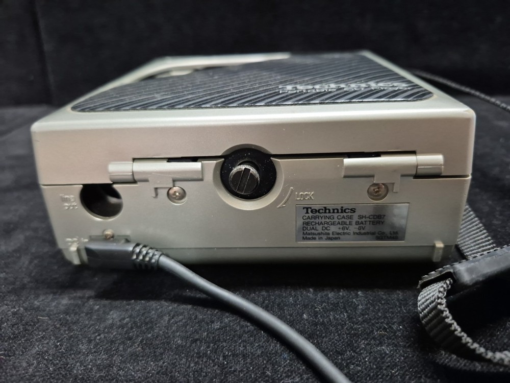 Vintage Technics Portable CD Player SL-XP7 with Case / SH-CDB7 1985