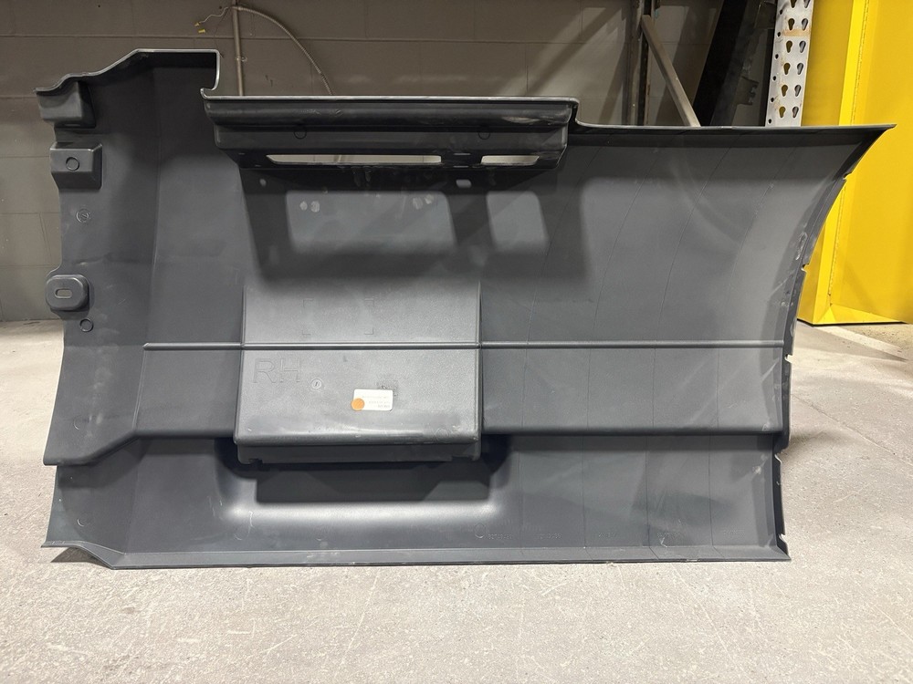 🚛 Volvo VNL Right Side Fairing OEM 82749455