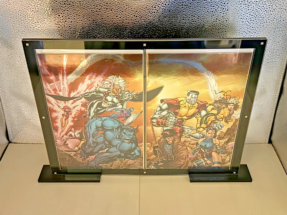 Modern 2 Comic Book Holder Connecting Cover Magnetic Case With Display Base