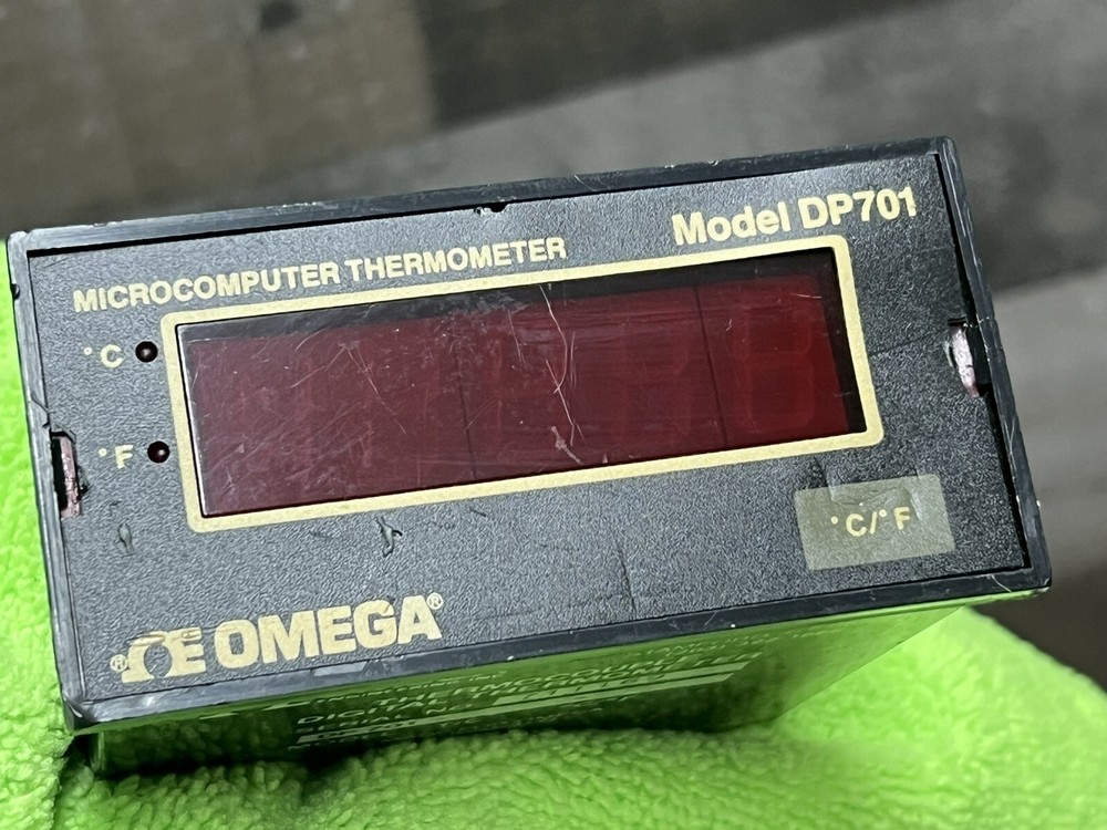 Omega DP701 Microcomputer digital Thermometer pre-owned
