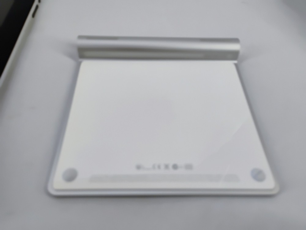 8pc Apple Electronics Lot iPads iPods iPhones Storage Unit Finds READ