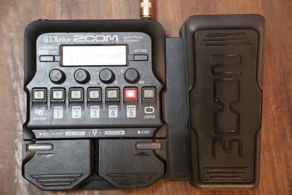 Zoom G1X FOUR Digital Multi-Effects Processor Looper with Expression Pedal