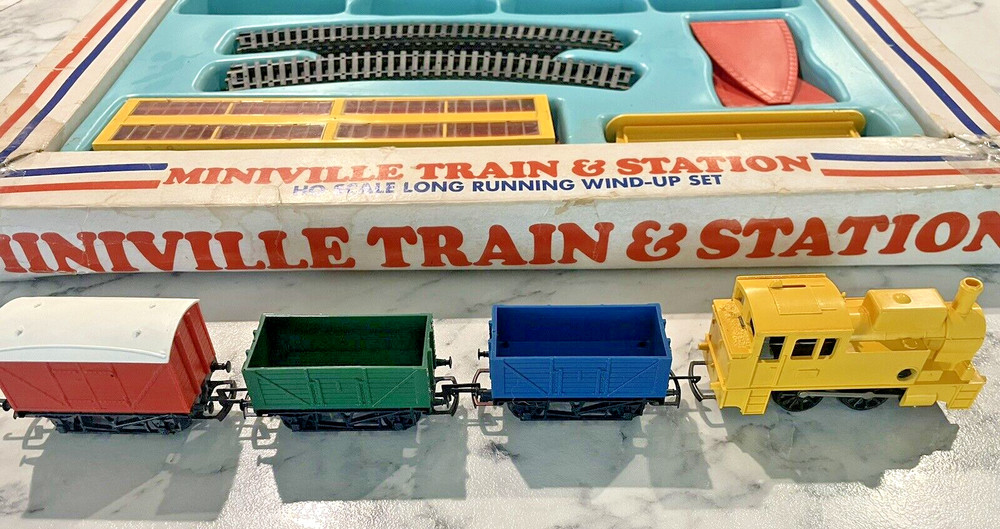Vintage HO scale MINIVILLE ATT TRAIN Station Set Clockwork Train - Tested works