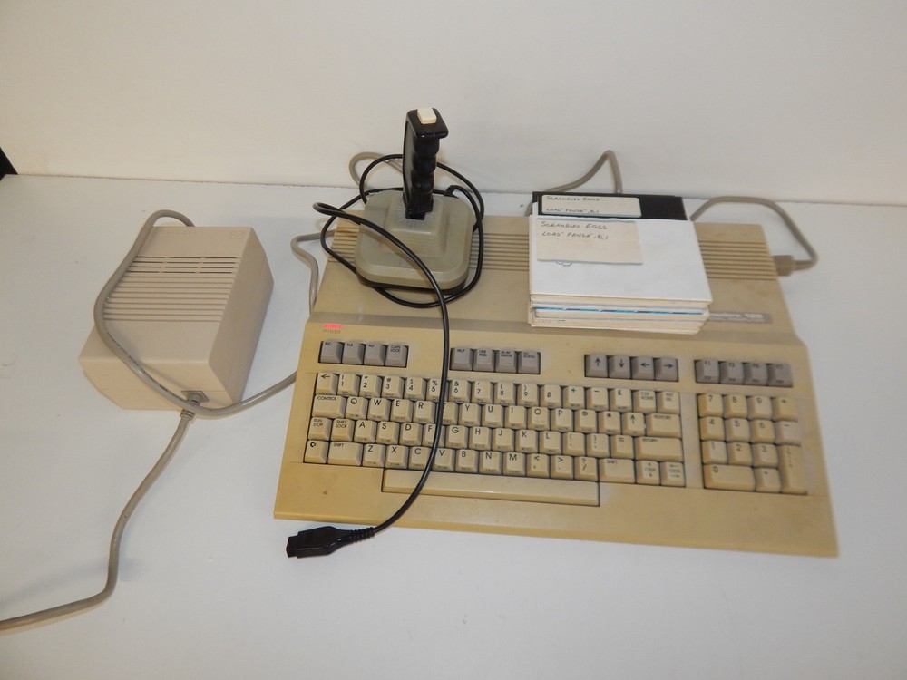 ^^ COMMODORE 128 VINTAGE PERSONAL COMPUTER IN BOX (WMN24)