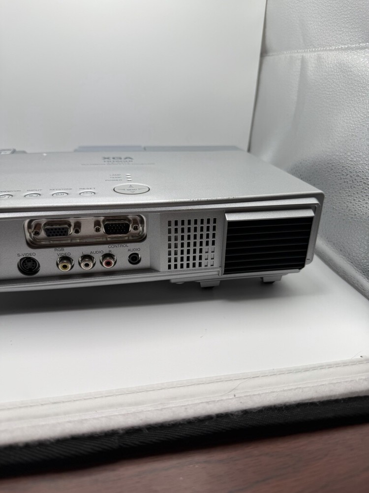 Hitachi CP-X275 LCD Projector