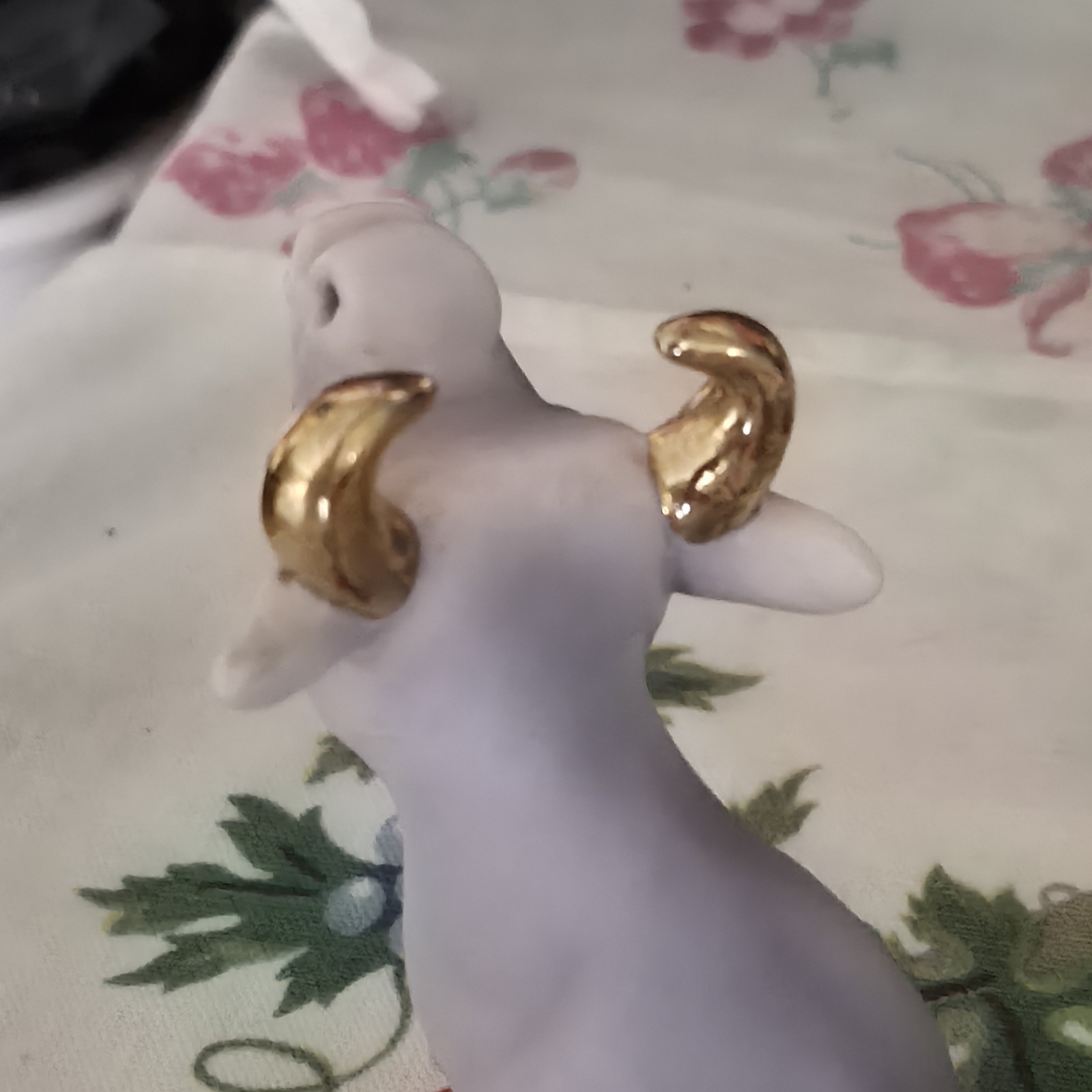 VTG Anthropormorphic Purple Cow Figurine Kissing W/ Gold Paint Figurine EUC