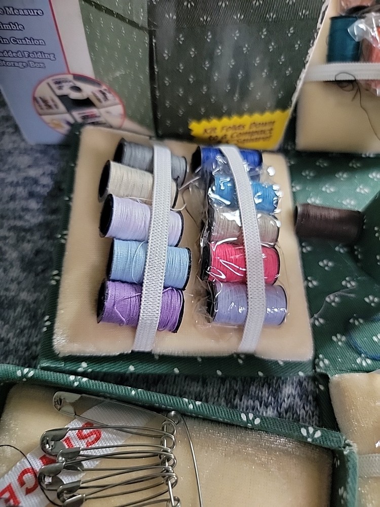 Singer/Foldable Sewing Cube. Pre Owned