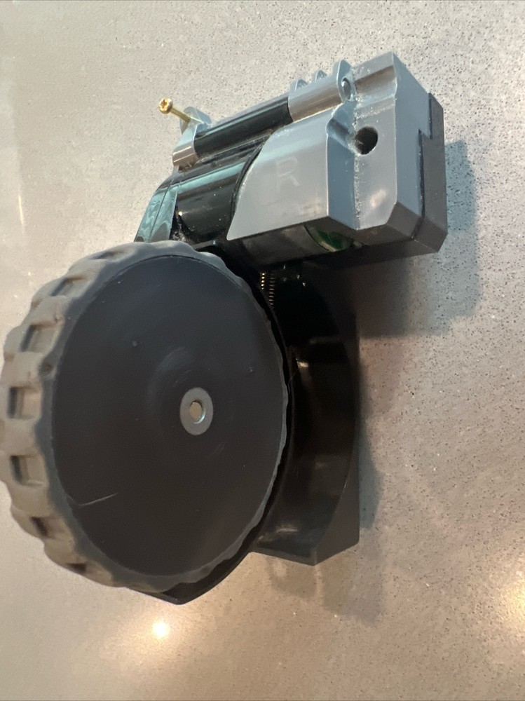 iRobot Replacement Right Wheel for Roomba i3 i4 i7 i7+ i8 i3 i6+ Plus e5 e6 e7