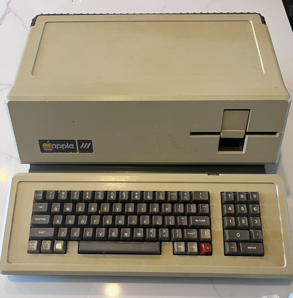 Apple III Computer  256k - Powers On - For Repair - Missing One Key