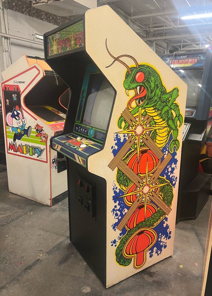 CENTIPEDE ARCADE MACHINE by ATARI 1981 (Excellent Condition) *RARE*