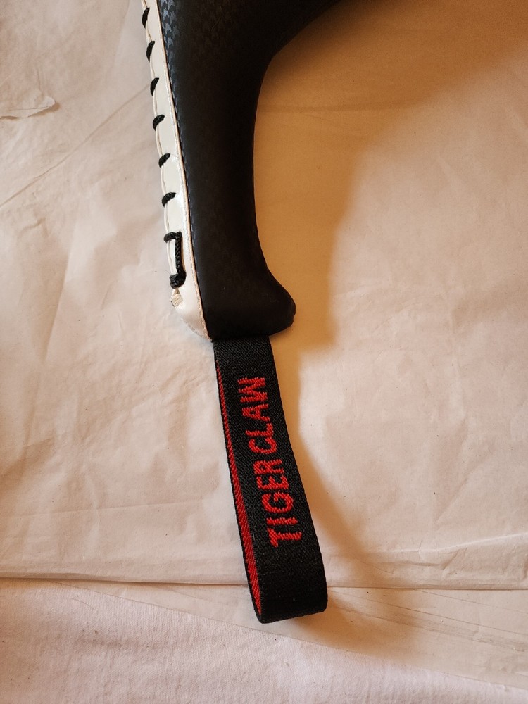 TIGER CLAW STRIKE PAD Clapper Target Karate MMA Training Kick Boxing EUC