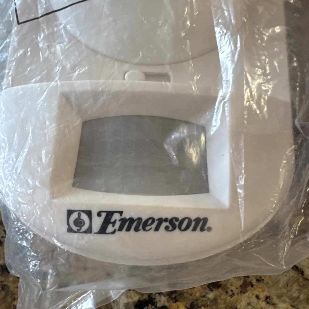 EMERSON MOTION AVTIVATED SECURITY LIGHT BRAND NWOB