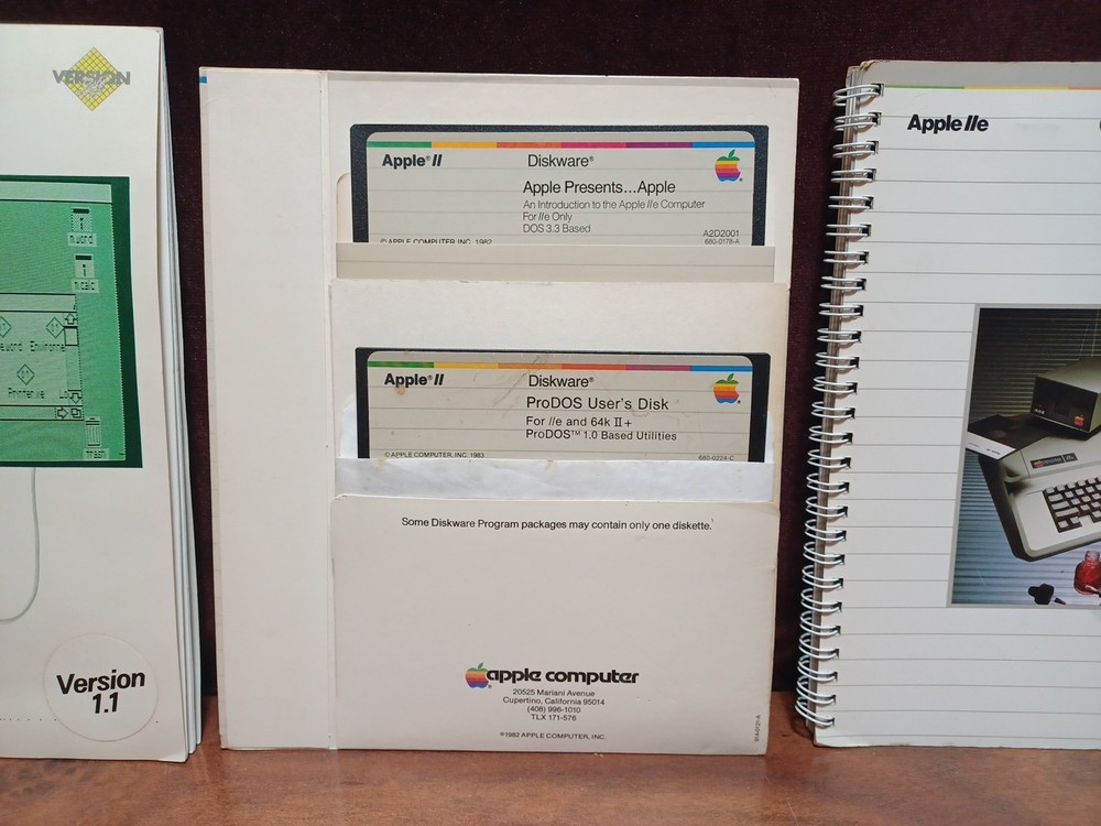 Apple Diskware ProDOS User's Disk Apple IIe, Mouse Desk Ver. 1.1, & Owner's Man.