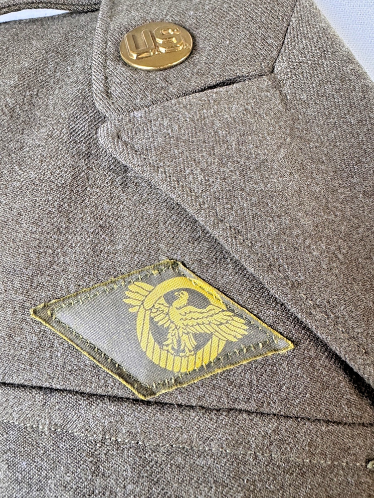 WWII US ARMY IKE JACKET OISE ETO COMMUNICATIONS & 9TH ARMY PATCHES - DATED