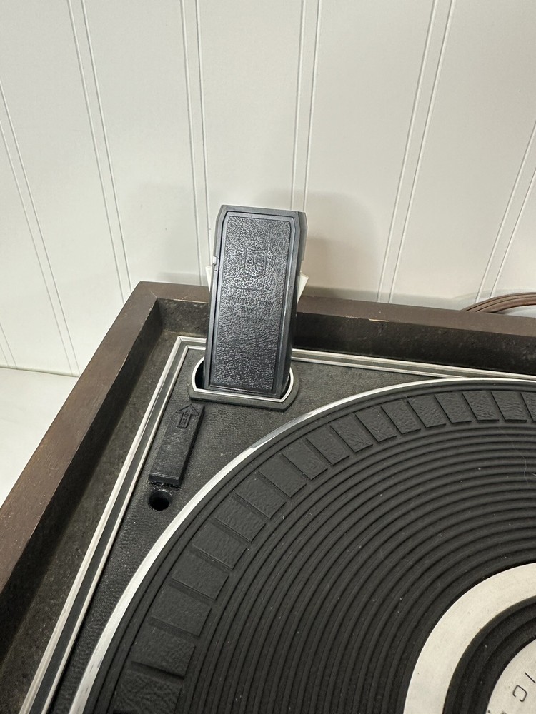 Magnavox 2K8888 Turntable | w/ lid | Untested | needs cleaning