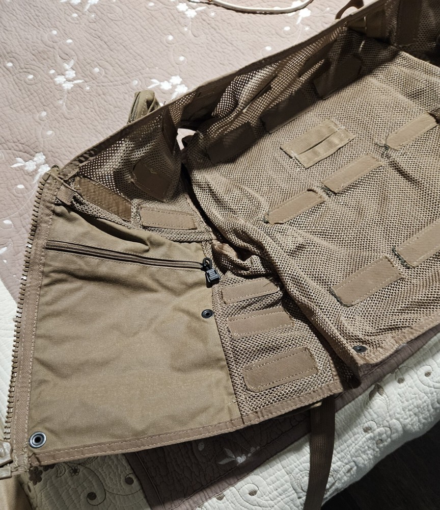 Ultimate Survival Technologies Snaptrack Vest. Complete W/ 9 Pouchs. Size Small