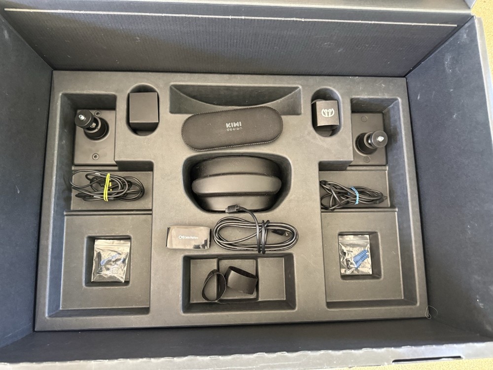 Valve Index Full Kit PC Console VR Headset With Original Box 2 Dead Pixels READ