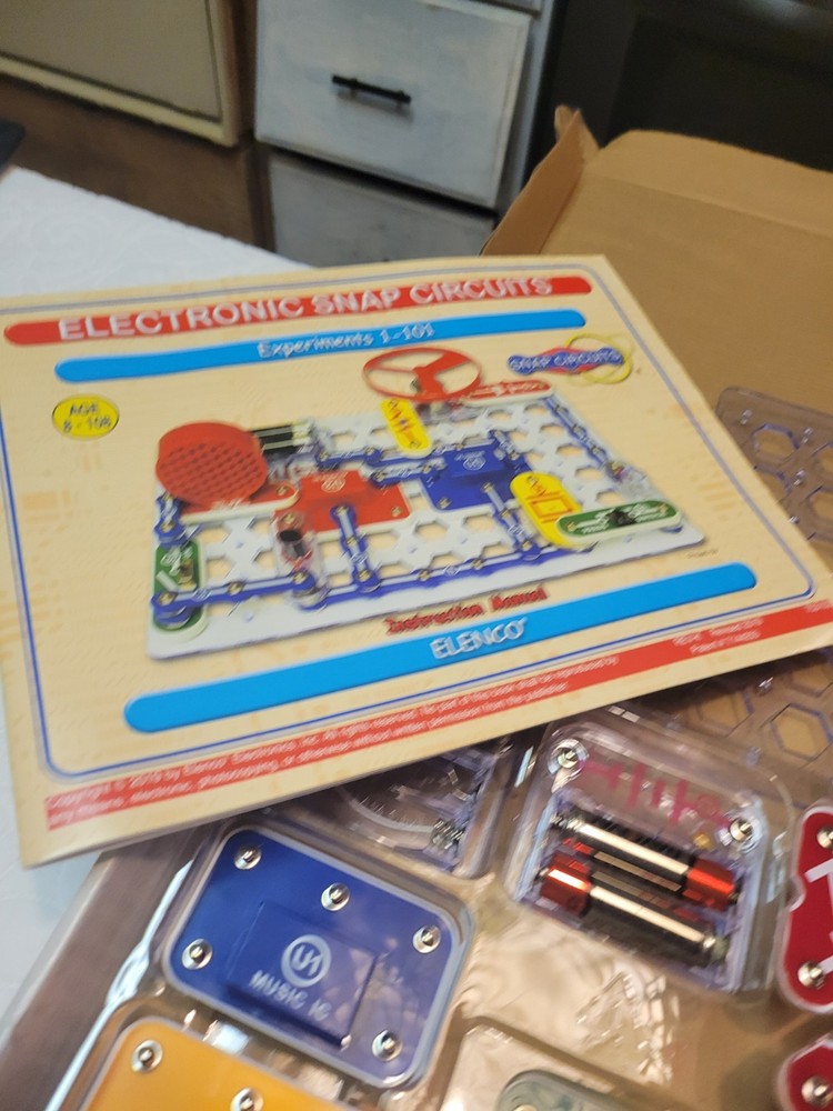 Elenco Snap Circuits SC300 Electronics Kit