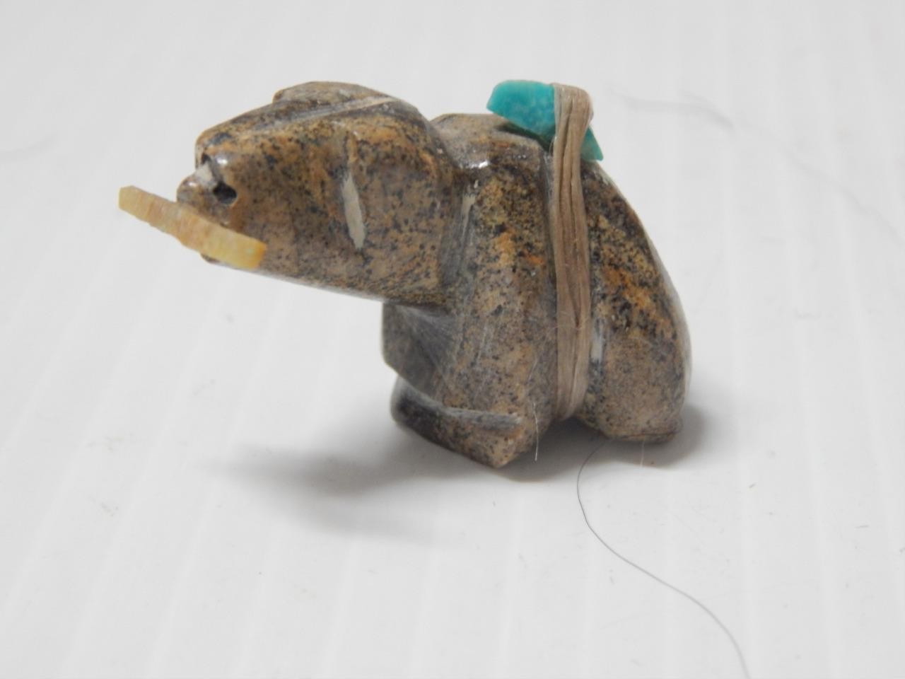 VINTAGE ZUNI INDIAN STONE BEAR FETISH ONE TURQUOISE OFFERING +ARROWHEAD IN MOUTH
