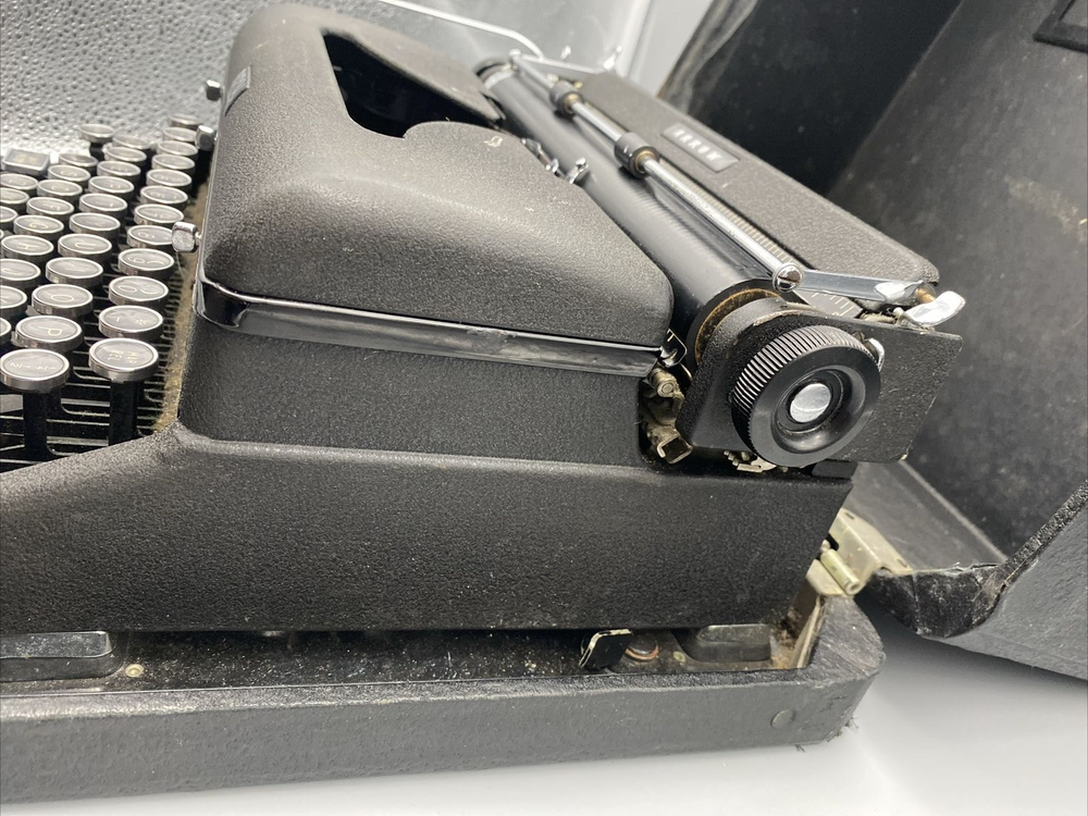 Royal Typewriter Arrow Black with Case