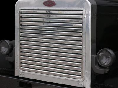 Peterbilt 379 Grille, 15 Horizontal Bars P-1058