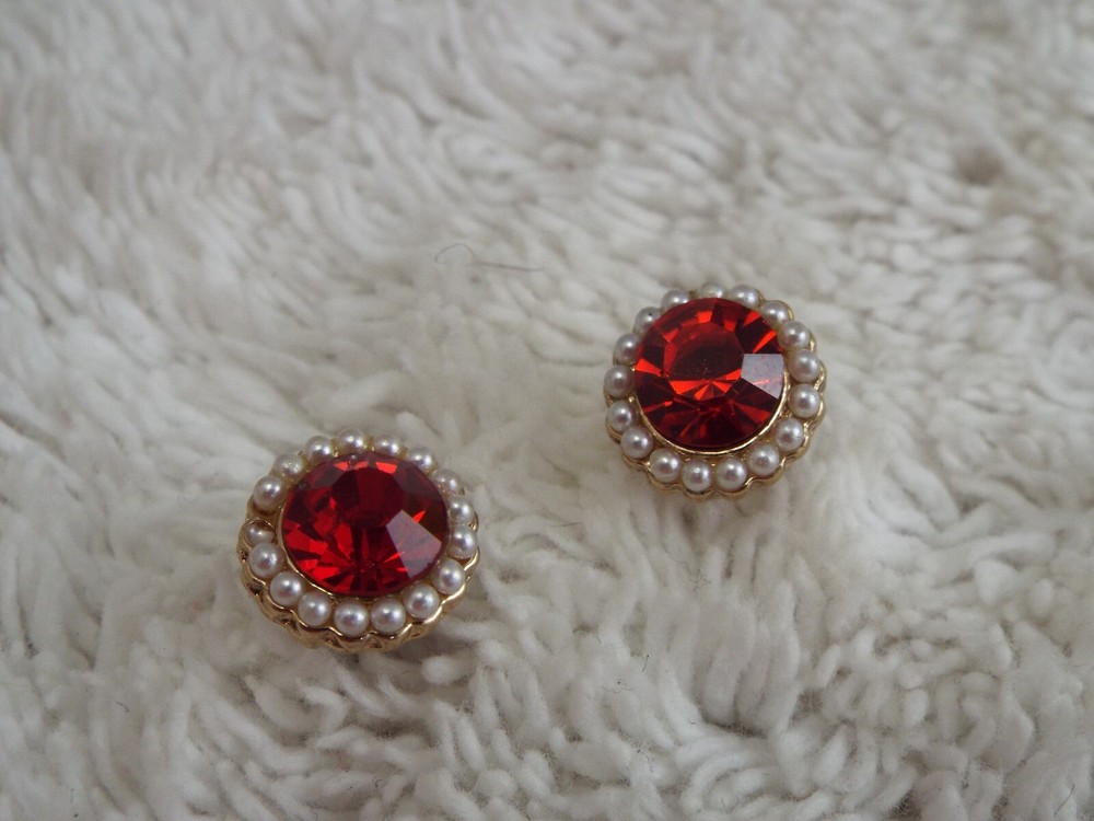 Goldtone White Bead Red Rhinestone Post Pierced Earrings (B49)