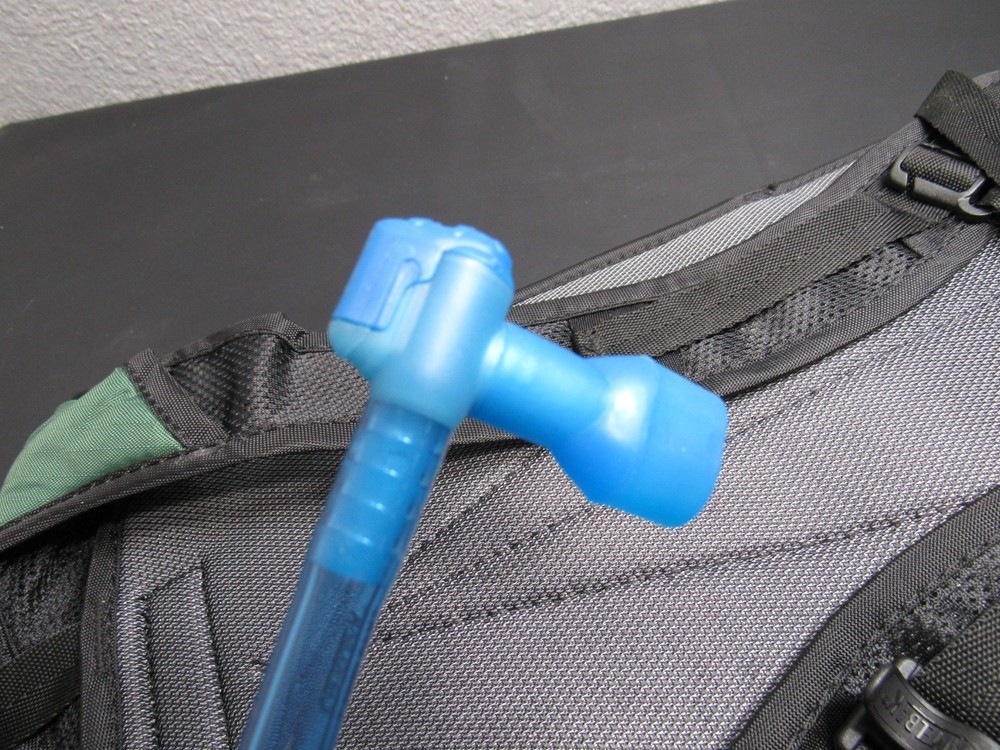 CamelBak Classic Hydration Pack 70oz 2Liter w/ External Pocket/Reflective NEW