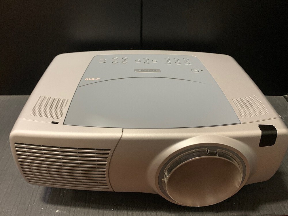 AS IS Infocus LCD Projector LP840 1812 LAMP HOURS