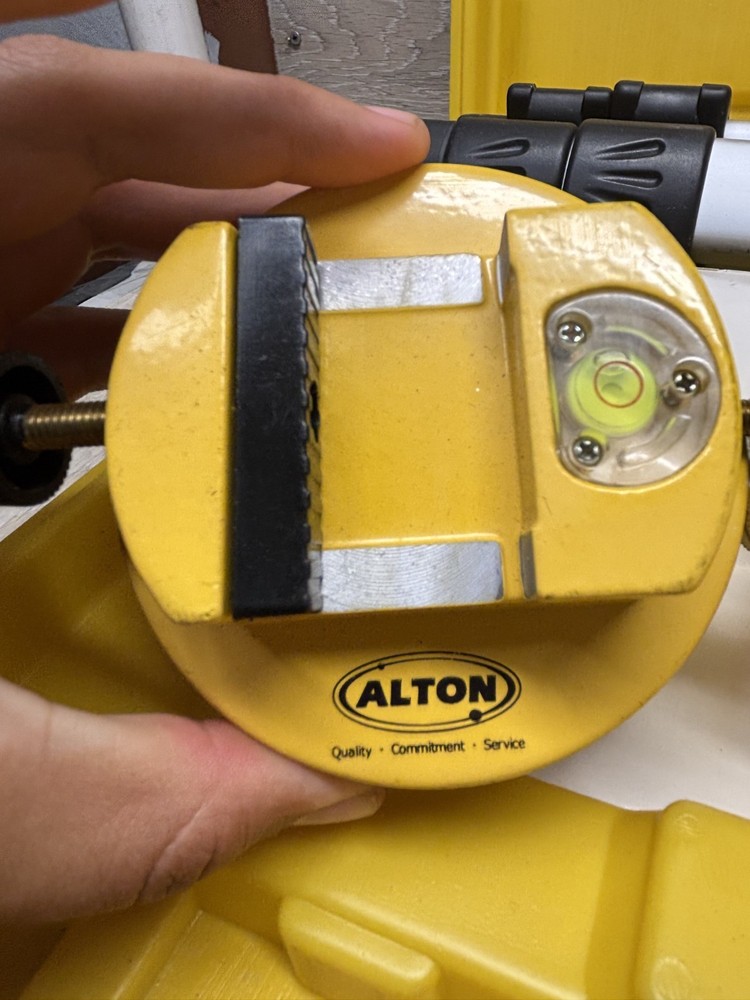 ALTON 132300 PROFESSIONAL MULTI-BEAM & ROTARY LASER LEVEL KIT missing level