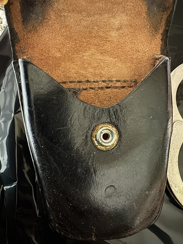 Smith & Wesson Handcuffs with Key and Leather Case