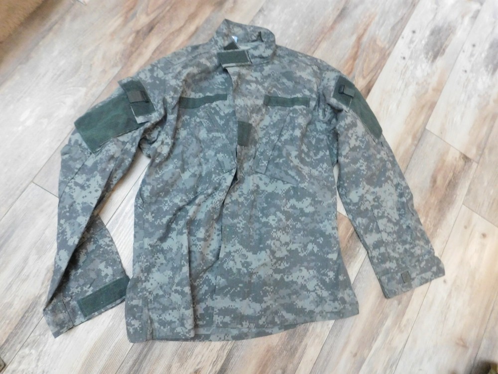 US ARMY FLAME RESISTANT ACU GREEN TOP COAT SIZE MEDIUM- REGULAR