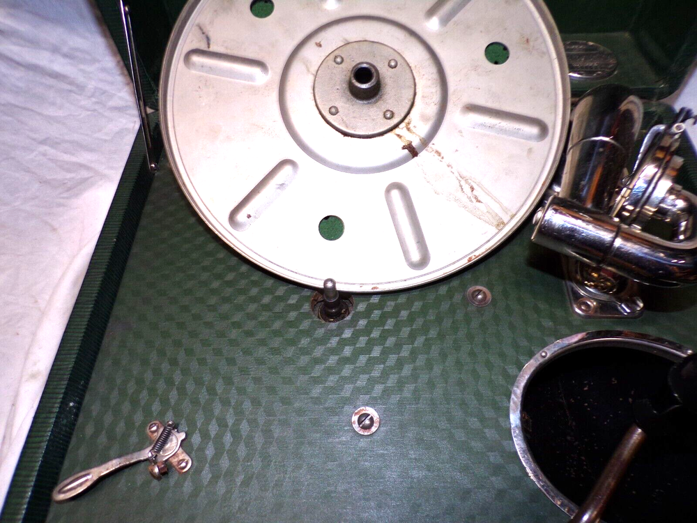 BRUNSWICK PORTABLE DISC PHONOGRAPH MODEL 102
